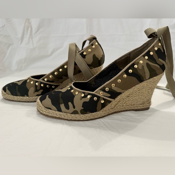 Kathy Van Zeeland camo with gold accent shoes in size 10 - Picture 2 of 7